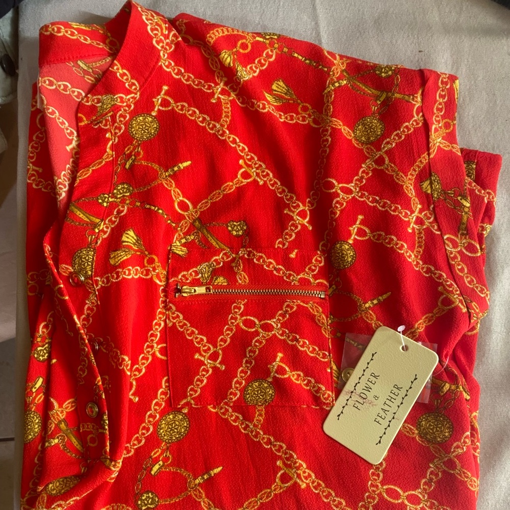 1X coral Flower and Feather NEW Women’s top.